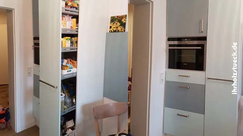 In beengten Räumen kann ein Apothekenschrank in der Küche Platz schaffen