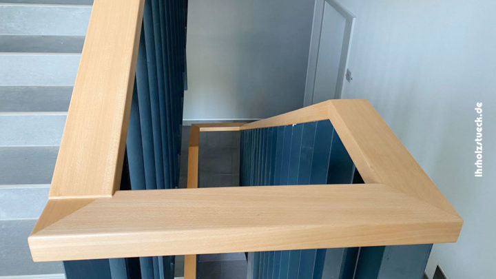 Treppengeländer und Handläufe aus Holz für 4 Etagen