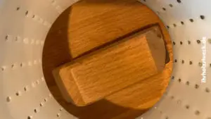 Der Stempel muß exakt in die Käseform passen - ihrholzstueck