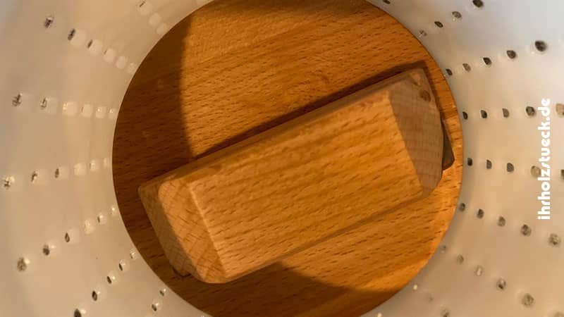 Der Stempel muß exakt in die Käseform passen - ihrholzstueck