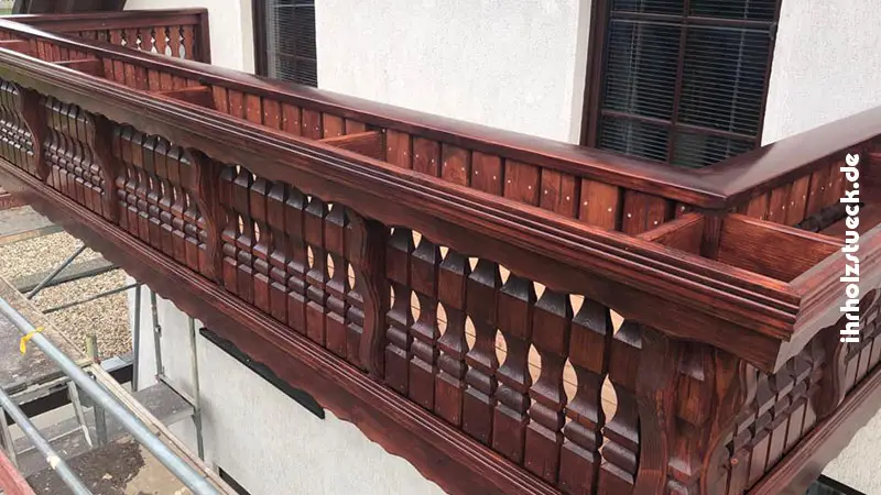 In den Balkon wurden Stellfläche für Blumenkästen eingeplant - ihrholzstueck