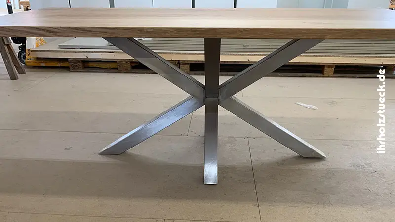 Das massive Tischgestell aus Stahl im Bild hat ein Partnerunternehmen gefertigt