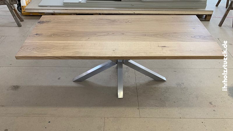Bild von der fertig bearbeiteten Tischplatte aus Eiche mit dem Stahlgestellt gibt dem Esstisch nicht nur Stabilität