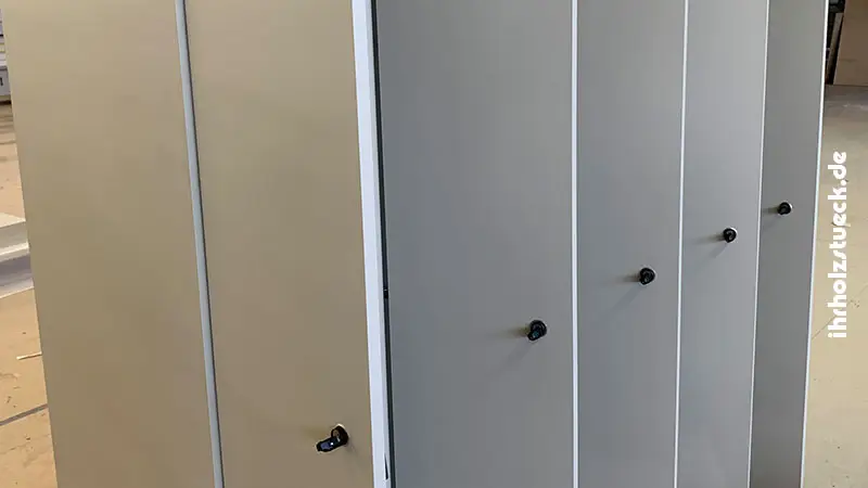Garderobenschrank im Bild - Spind verschließbar als Modul mit 5 Einheiten - ihrholzstueck