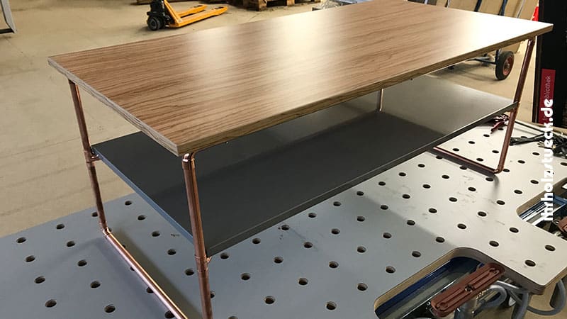 Designtisch aus Echtholzplatte mit Tischgestell aus Kupferrohr