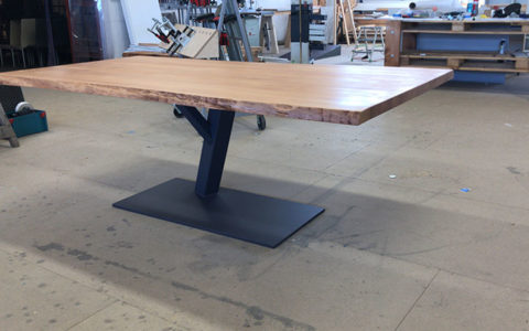 Tische aus Holz und Materialkombinationen