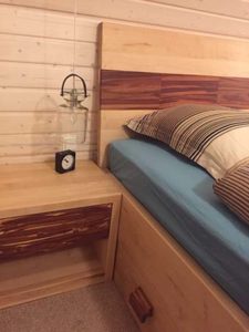 Bett aus Echtholz mit passenden Nachtschränken