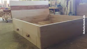 Ein Bett bauen aus Echtholz mit Bettkasten und Schubladen.