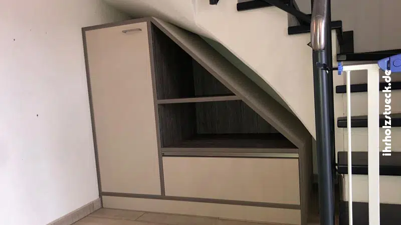 Der Schrank unter den Treppenaufgang schafft nutzbaren Raum