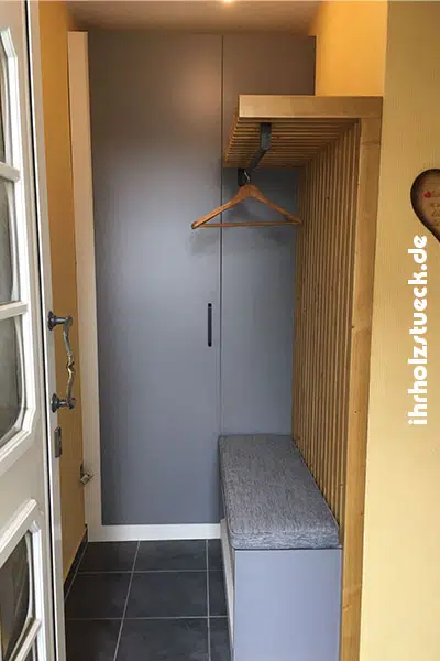 Die Garderobe aus Holz fertig aufgebaut