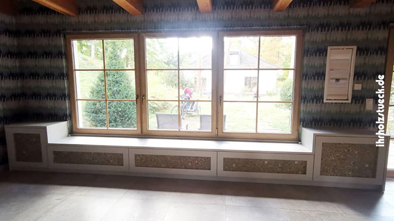 Die fertig eingebaute Bank für die Sauna passt perfekt unter das große Fenster