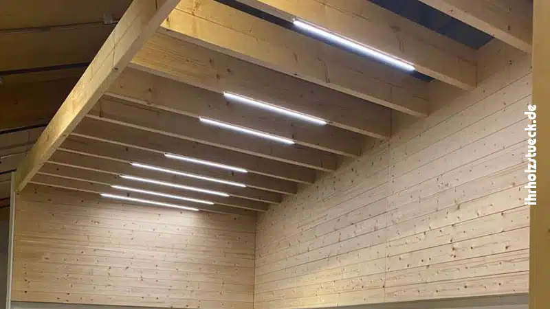 Die-fertig-eingebaute-Holzdecke-mit-LED-Beleuchtung