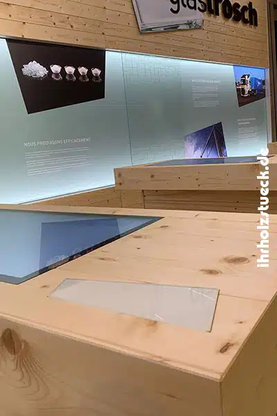 Interior aus Holz und Multimedia integriert